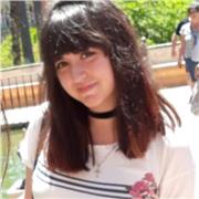 Profesora particular especializada en humanidades imparte clase a niños de todas las edades